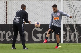 Ramiro treina no gramado do CT Joaquim Grava