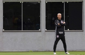 Técnico Tiago Nunes observa treino no CT Joaquim Grava nesta sexta-feira