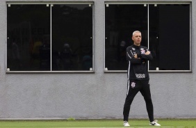 Tcnico Tiago Nunes observa treino no CT Joaquim Grava nesta sexta-feira