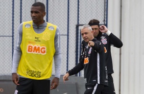 Tiago Nunes, Cássio e Marllon durante treino no CT nesta sexta-feira