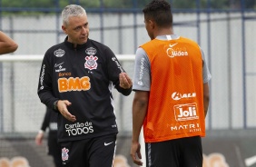 Tiago Nunes conversa com Éderson em treino do Corinthians