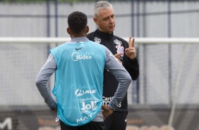 Tiago Nunes dá instruções durante treino no CT Joaquim Grava