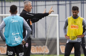 Tiago Nunes dá instruções durante treino no CT