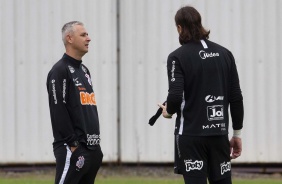 Tiago Nunes e Cássio conversam durante treino no CT