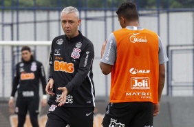 Tiago Nunes e Éderson conversam em treino do Corinthians desta sexta-feira