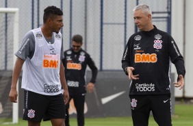 Tiago Nunes e volante Éderson durante treino no CT Joaquim Grava