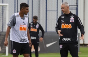 Tiago Nunes e volante derson durante treino no CT Joaquim Grava