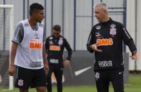 Tiago Nunes orienta Éderson durante treino no CT Joaquim Grava