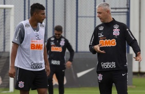 Tiago Nunes orienta derson durante treino no CT Joaquim Grava