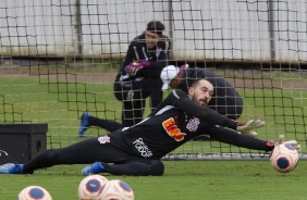 Walter, goleiro do Corinthians, durante treinamento no CT Joaquim Grava