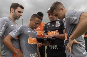 Boselli, Janderson, Éderson e Lucas Piton recebem instruções durante o treino desta segunda-feira