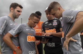 Boselli, Janderson, derson e Lucas Piton recebem instrues durante o treino desta segunda-feira