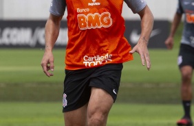 Danilo Avelar no gramado do CT Joaquim Grava