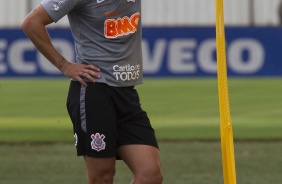 Danilo Avelar no gramado do CT nesta segunda-feira de manhã