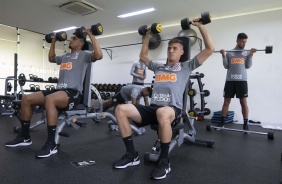 Éderson e Lucas Piton fazem trabalho na academia do CT