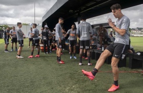 Elenco do Corinthians durante aquecimento desta segunda-feira