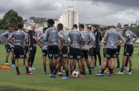 Elenco do Corinthians se prepara para treinamento desta segunda