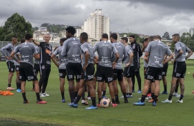 Elenco do Corinthians se prepara para treinamento desta segunda