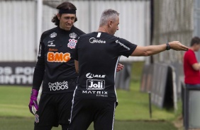 Goleiro Cássio recebe orientações do técnico Tiago Nunes