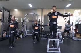 Goleiros do Corinthians fazem trabalho na academia