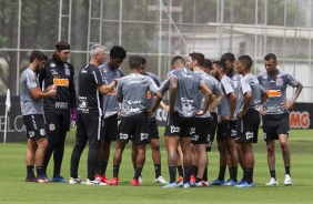 Jogadores do Corinthians recebem orientaes do tcnico Tiago Nunes