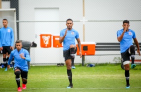 Jovens do Corinthians durante o primeiro treino da temporada