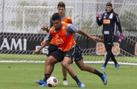 Mateus Vital e Éderson no gramado do CT Joaquim Grava