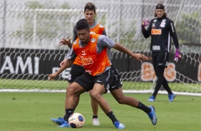 Mateus Vital e derson no gramado do CT Joaquim Grava