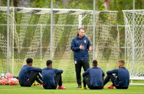 Os goleiros do Timo receberam instrues no treino desta segunda-feira