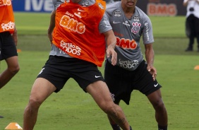 Pedrinho e Danilo Avelar participam de treino no CT nesta segunda