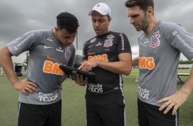 Sidcley e Boselli conversam com auxiliar antes do treino desta segunda-feira