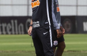 Tcnico Tiago Nunes em treino desta segunda-feira