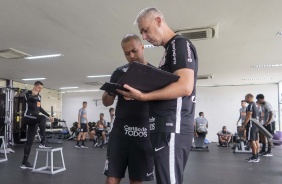 Técnico Tiago Nunes na academia do CT nesta segunda