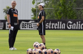 Tiago Nunes conversa com auxiliar antes do treino desta manh