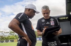 Tiago Nunes conversa com auxiliar Kelly Guimarães no CT Joaquim Grava