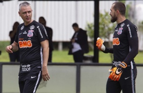 Tiago Nunes conversa com o goleiro Walter no treino desta segunda-feira