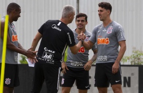 Tiago Nunes cumprimenta Danilo Avelar, Fagner e Marllon