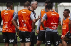 Tiago Nunes orienta elenco do Corinthians no CT Joaquim Grava