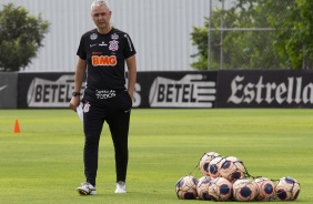 Tiago Nunes, técnico do Corinthians, observa treino no CT Joaquim Grava