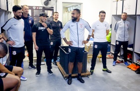 Treinador Dyego Coelho com funcionários do Sub-20 do Corinthians