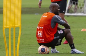 Vagner Love participa de treino nesta segunda de manh