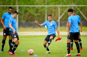 Vitinho e seus companheiros durante o treino desta segunda-feira