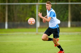 Zagueiro Alemo durante o treino da equipe Sub-20 nesta segunda-feira