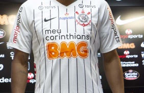 derson foi apresentado oficialmente pelo Corinthians antes do treino desta tera-feira