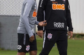 Everaldo e Tiago Nunes durante o treino fechado desta tera-feira