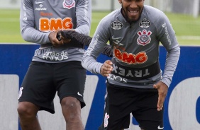 Gil e Everaldo durante o treino fechado desta tera-feira