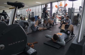 Atletas do Corinthians em atividade na academia do CT Joaquim Grava