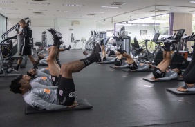 Jogadores do Corinthians em atividade na academia do CT