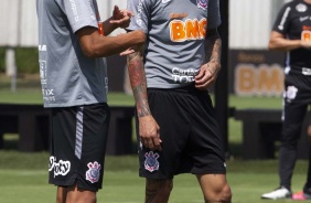 Cantillo e Luan conversam durante treino no CT Joaquim Grava