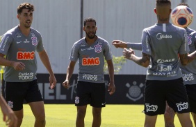 Danilo Avelar e Everaldo durante o treino desta sexta-feira